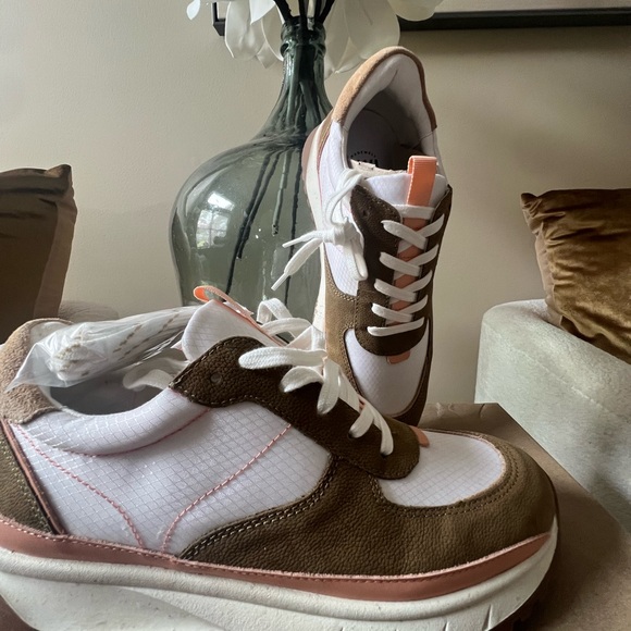 Size 10 BRAND NEW MADEWELL SNEAKERS! GREAT TO BE WORN WITH A PLEATED SKIRT - Picture 2 of 5